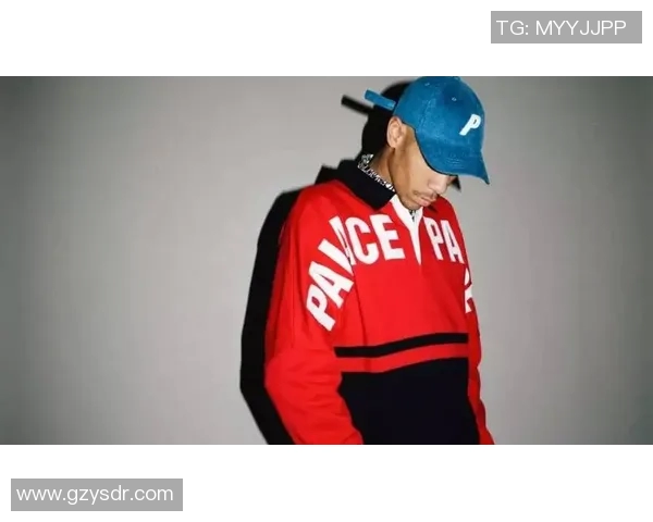 双肩包与足球明星的完美结合探索运动时尚的新潮流与风格