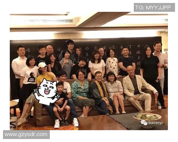 吴奇隆与足球明星亲密合影展现运动与娱乐的完美结合